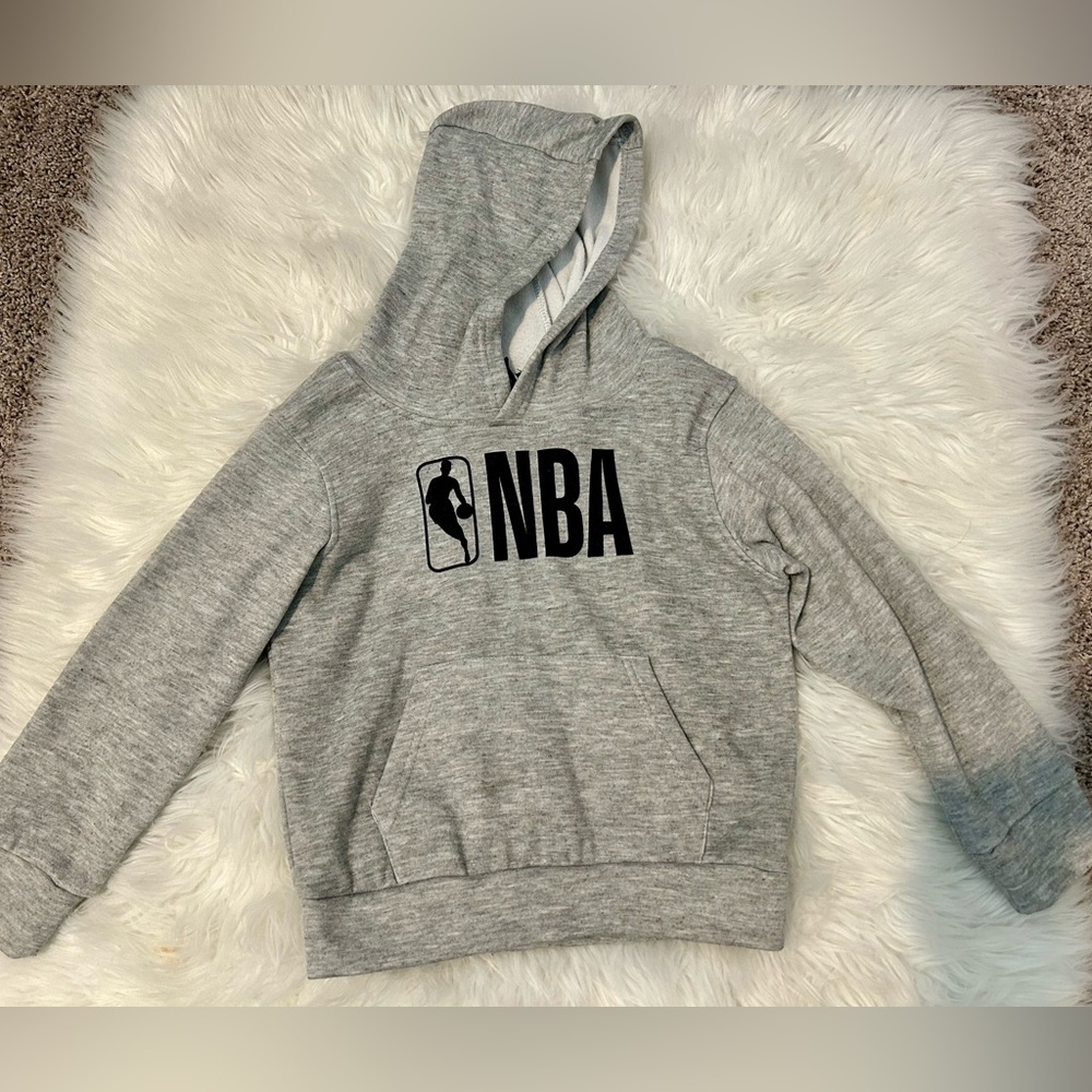 NBA long sleeve sweater. Size: 5/6